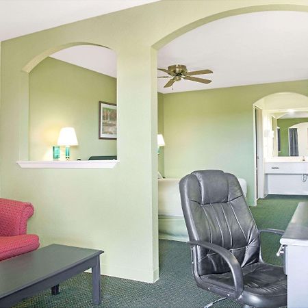 Days Inn By Wyndham El Campo Tx Bagian luar foto