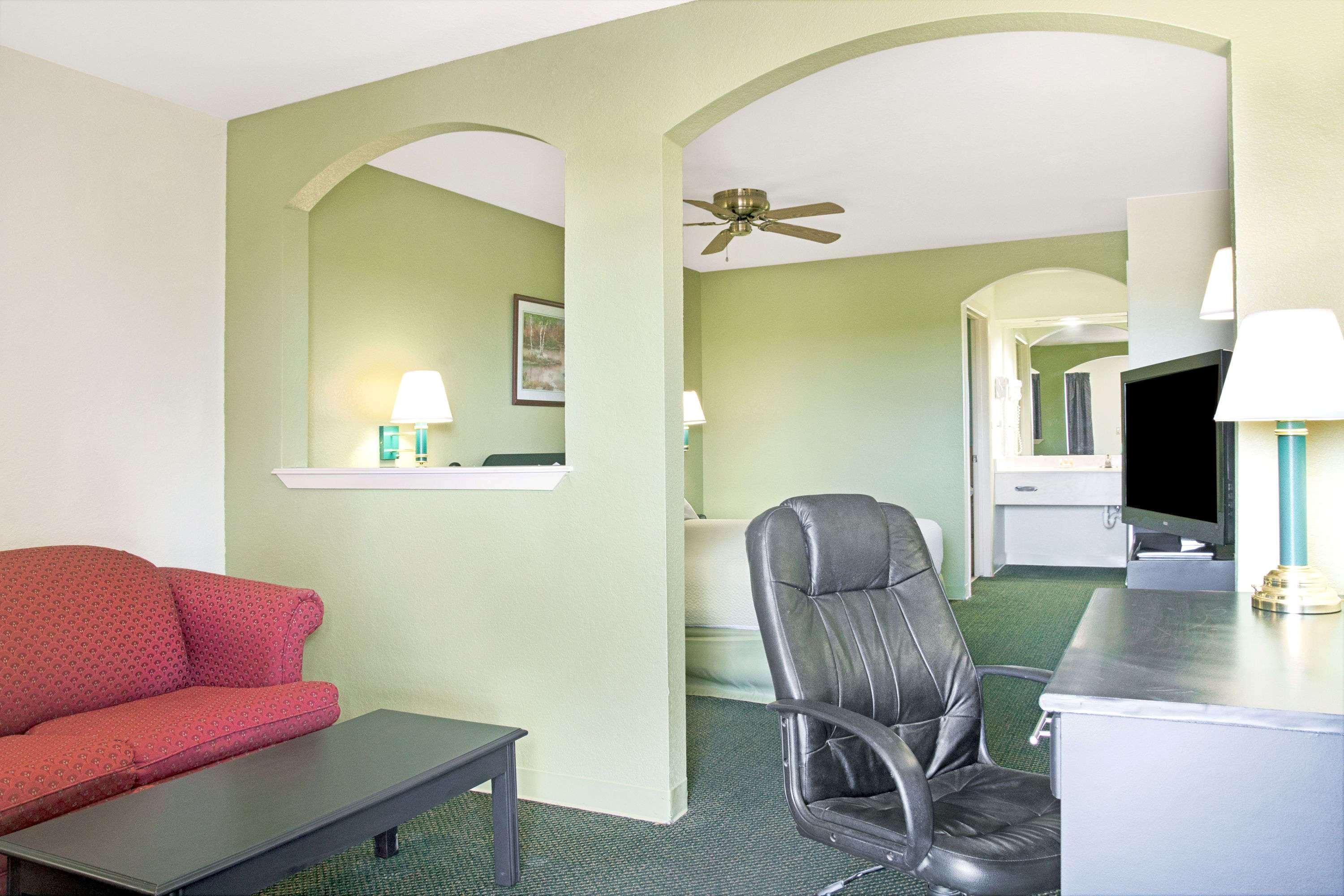 Days Inn By Wyndham El Campo Tx Bagian luar foto