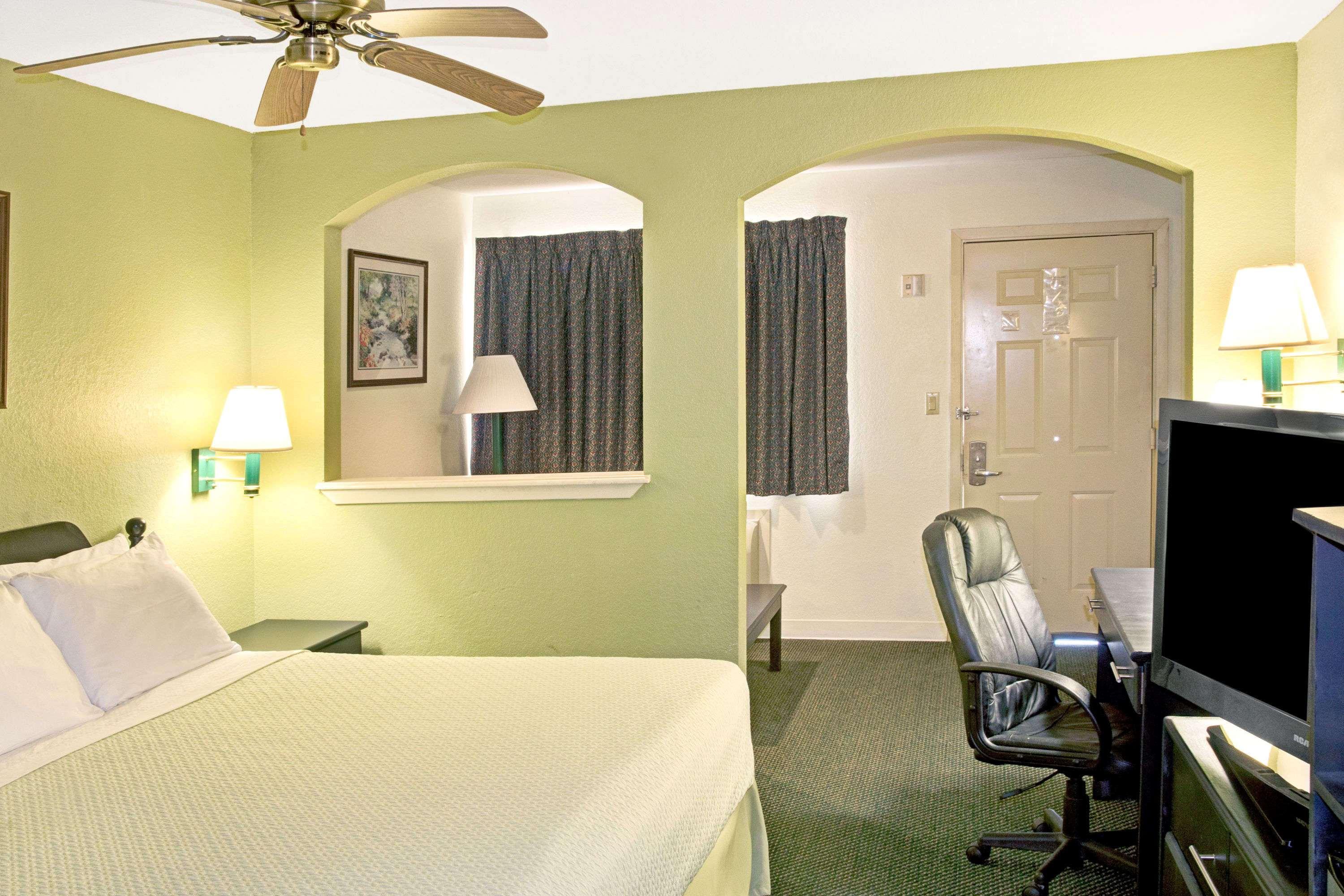 Days Inn By Wyndham El Campo Tx Bagian luar foto