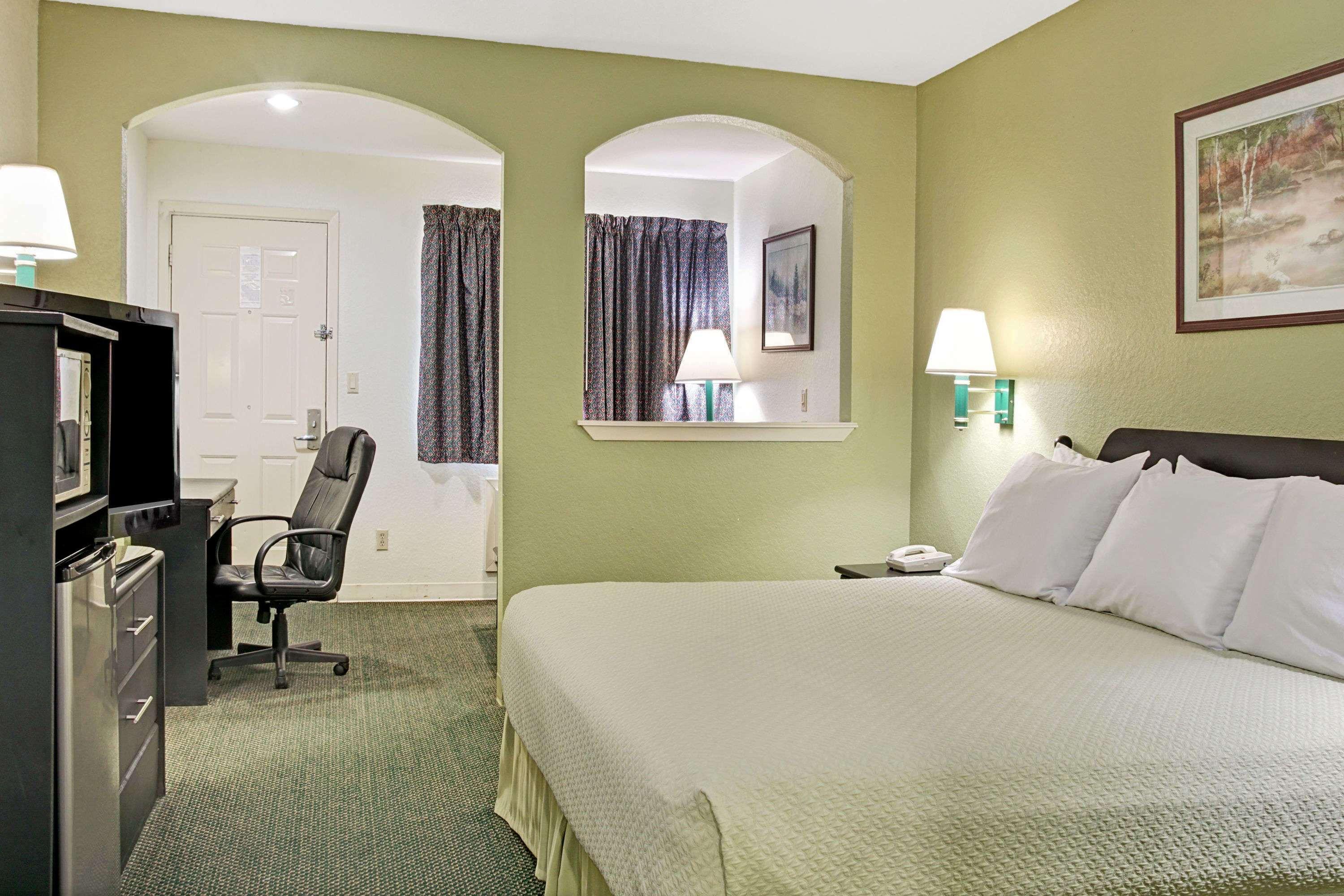 Days Inn By Wyndham El Campo Tx Bagian luar foto
