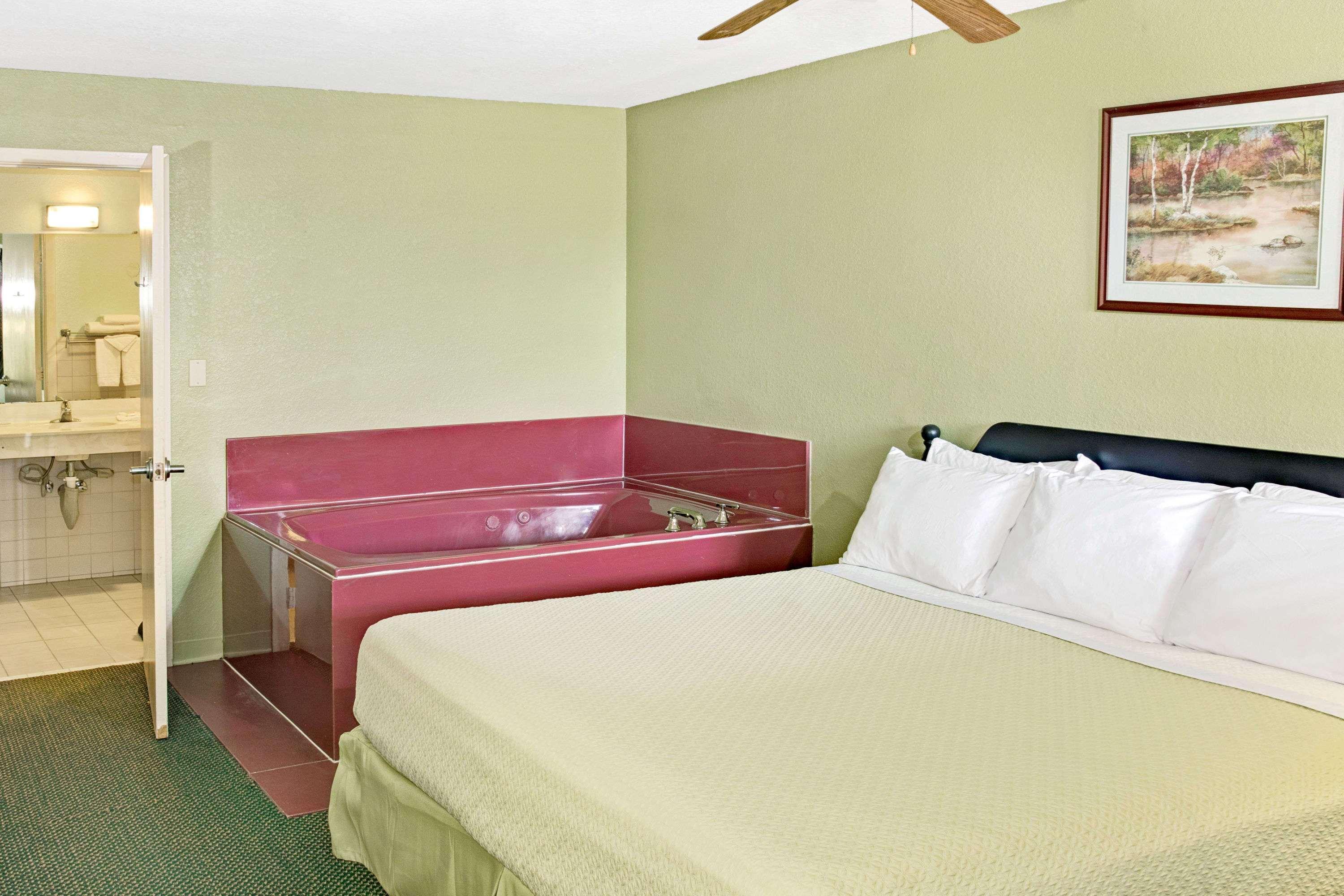 Days Inn By Wyndham El Campo Tx Bagian luar foto