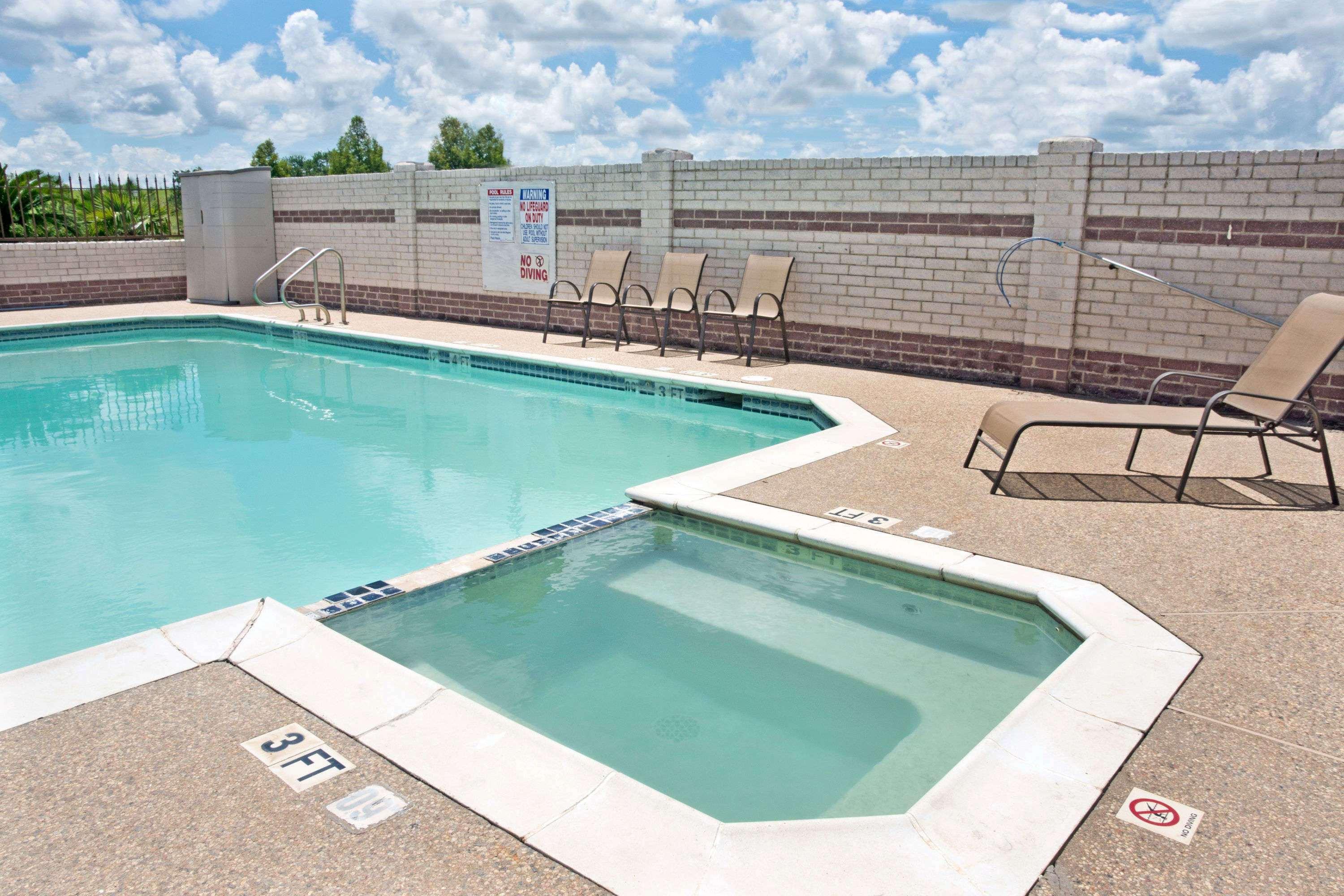 Days Inn By Wyndham El Campo Tx Bagian luar foto